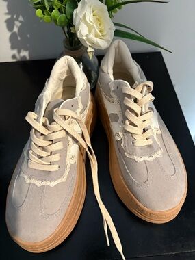 Women’s Casual Lace-Up Sneakers in Beige with Gum Sole